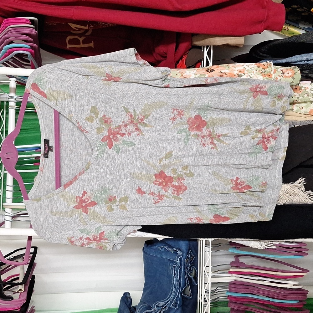 CANYON CREEK V-NECK GRAY FLORAL T-SHIRT